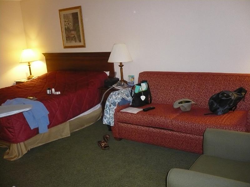 P1010158.JPG - Our room at the Ramada Maingate West