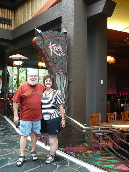 P1050725.JPG - Kona Cafe... a great place to eat, but, don't forget your cell phone!