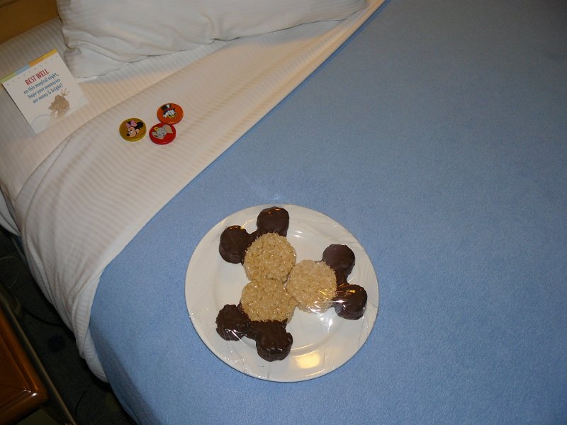 P1090685.JPG - What we found on our bed the first night.