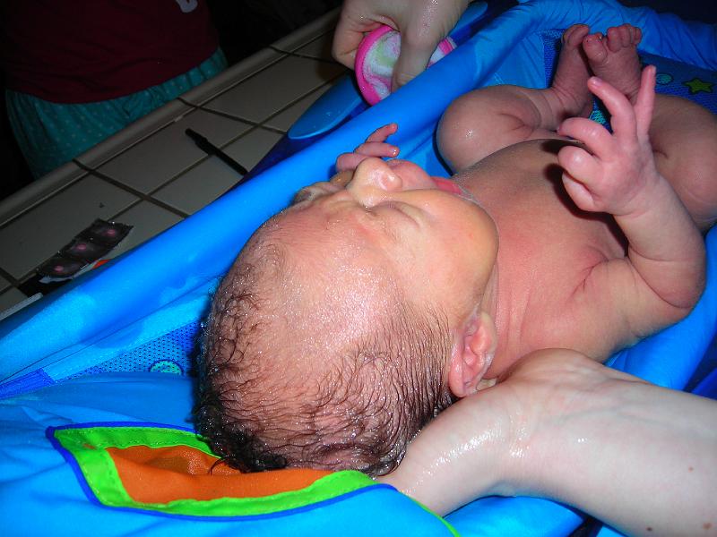 DSCN0687.JPG - bath time for Hailee in her "aquarium" tub