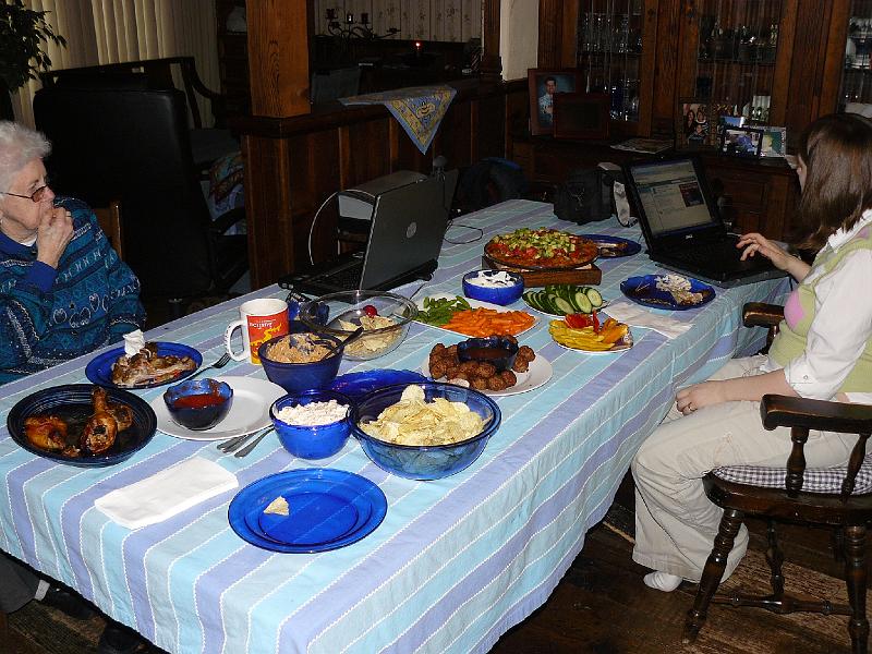 P1010358.JPG - snacks.. lots of snacks.  Oma and Lindsey